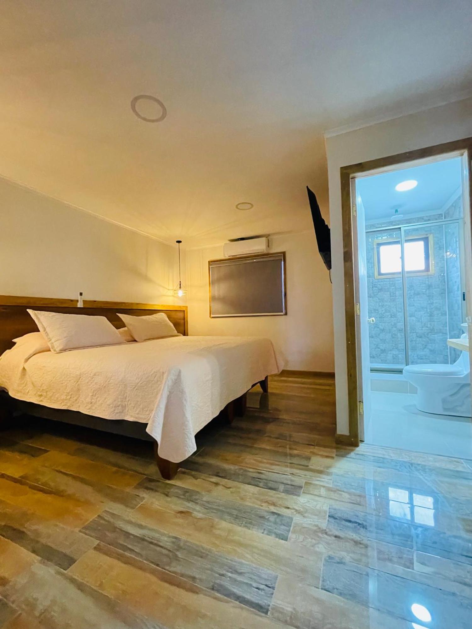 Residencial Victoria Said Hotel Линарес Екстериор снимка